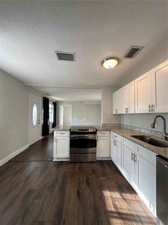 Active With Contract: $299,900 (3 beds, 2 baths, 1255 Square Feet)
