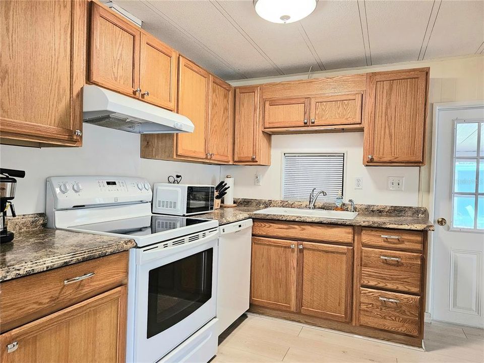 For Sale: $199,900 (2 beds, 2 baths, 1056 Square Feet)