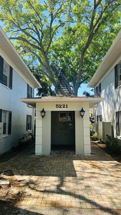 Active With Contract: $205,000 (2 beds, 1 baths, 700 Square Feet)