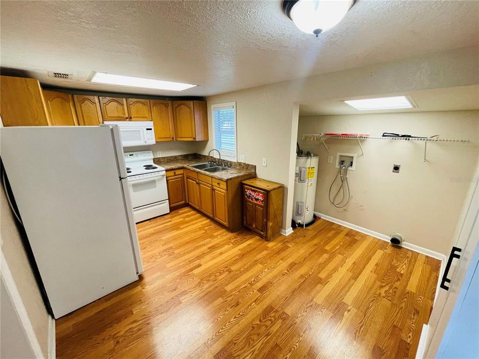 Active With Contract: $249,900 (2 beds, 1 baths, 757 Square Feet)