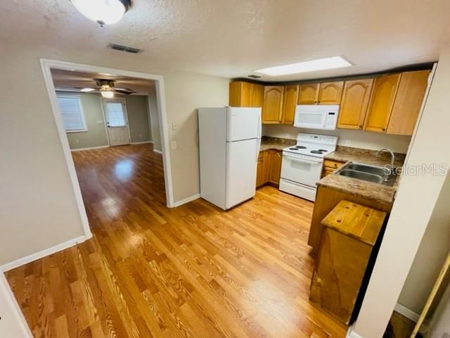 Active With Contract: $249,900 (2 beds, 1 baths, 757 Square Feet)