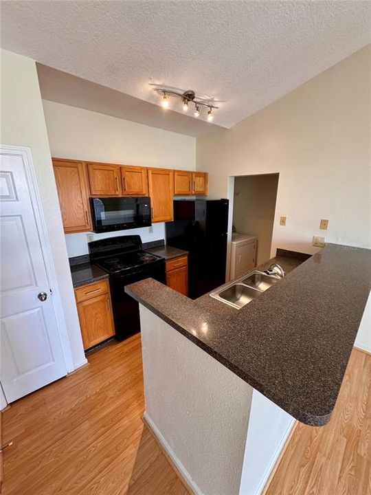 Active With Contract: $1,550 (1 beds, 1 baths, 725 Square Feet)