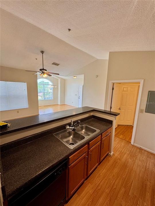 Active With Contract: $1,550 (1 beds, 1 baths, 725 Square Feet)