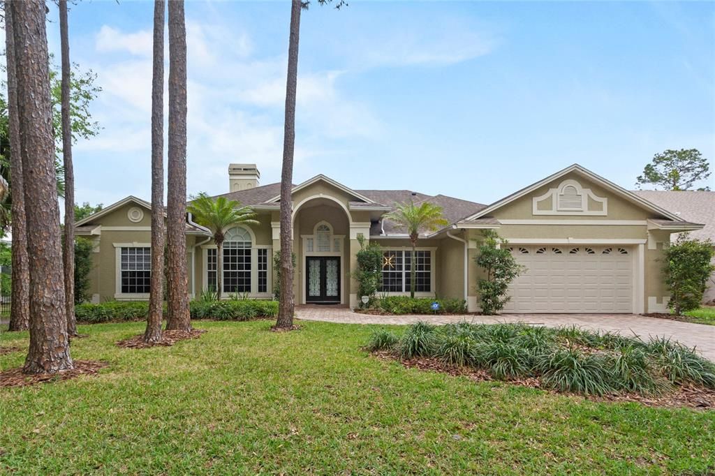 Right in the heart of Doctor Phillips, just a hop skip and a jump from the Arnold Palmer Championship Golf Course, this home is perfectly located with epic dining options and easy access to all the theme parks