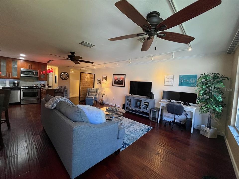 Recently Sold: $115,000 (1 beds, 1 baths, 880 Square Feet)