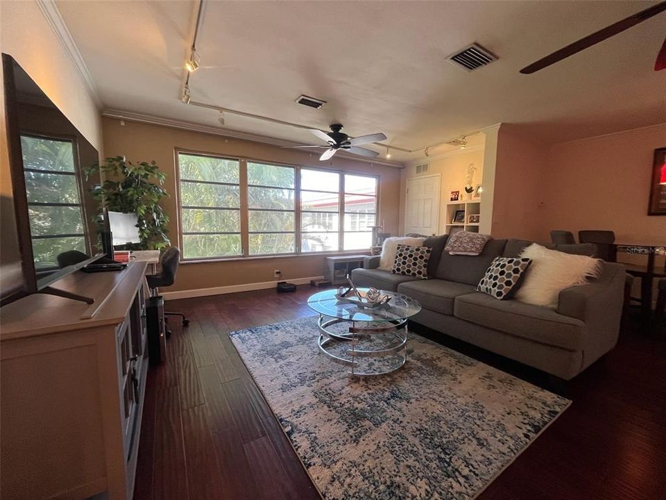 Active With Contract: $115,000 (1 beds, 1 baths, 880 Square Feet)