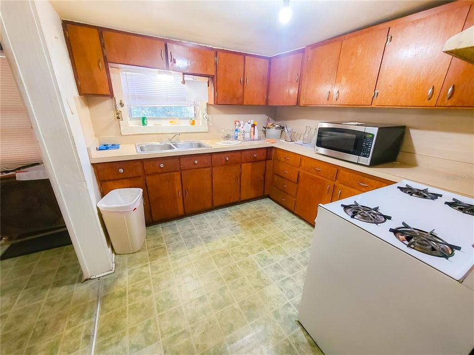 For Sale: $149,900 (2 beds, 1 baths, 1108 Square Feet)