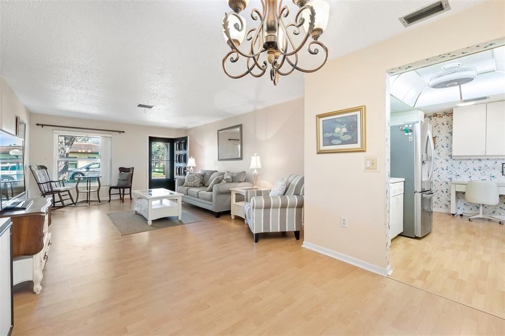 For Sale: $320,000 (2 beds, 2 baths, 1210 Square Feet)