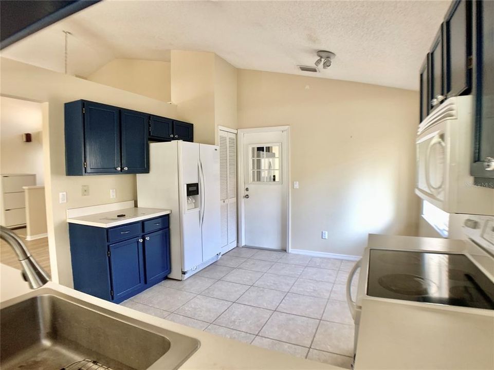 For Rent: $2,299 (3 beds, 2 baths, 1555 Square Feet)