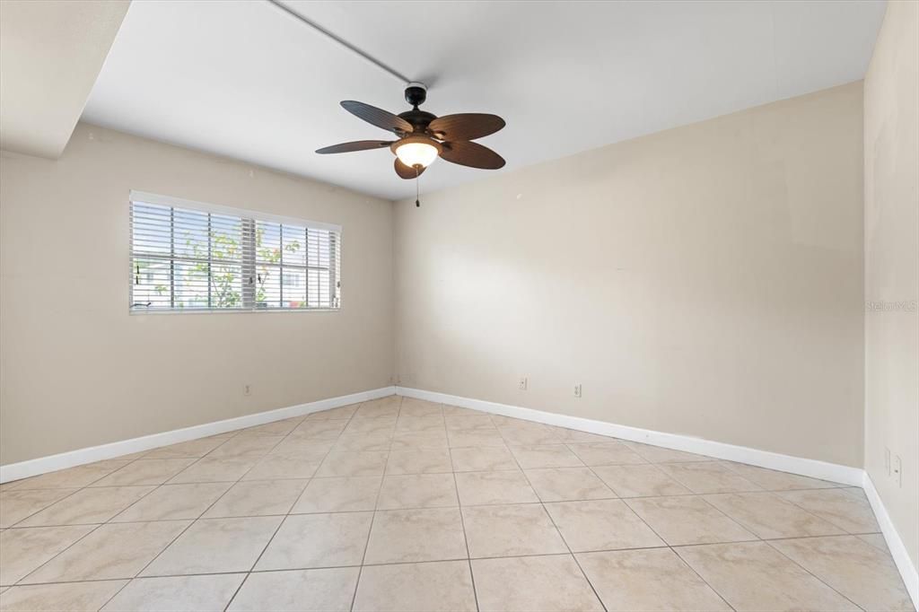 Active With Contract: $125,000 (2 beds, 1 baths, 960 Square Feet)