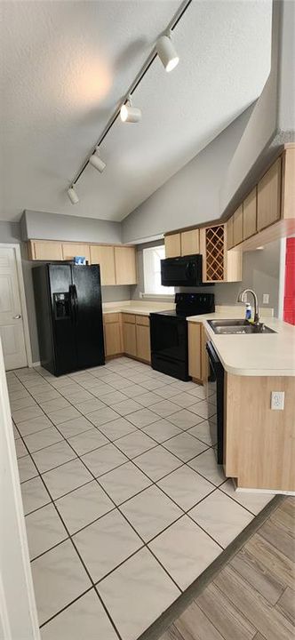 Recently Rented: $2,500 (3 beds, 2 baths, 1418 Square Feet)
