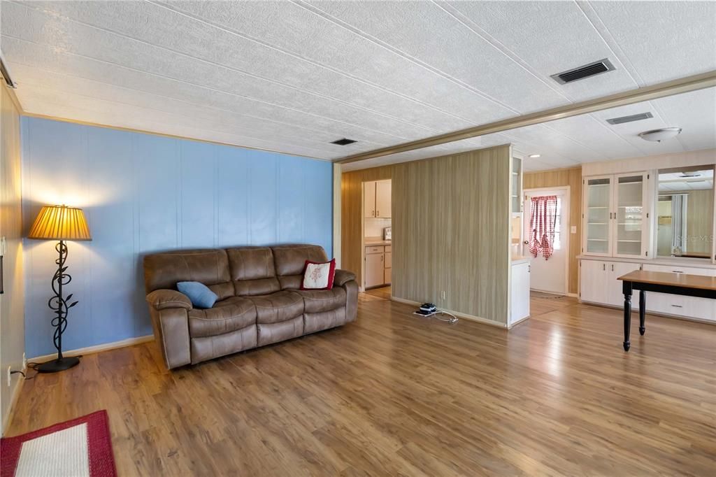 For Sale: $150,000 (2 beds, 1 baths, 1096 Square Feet)