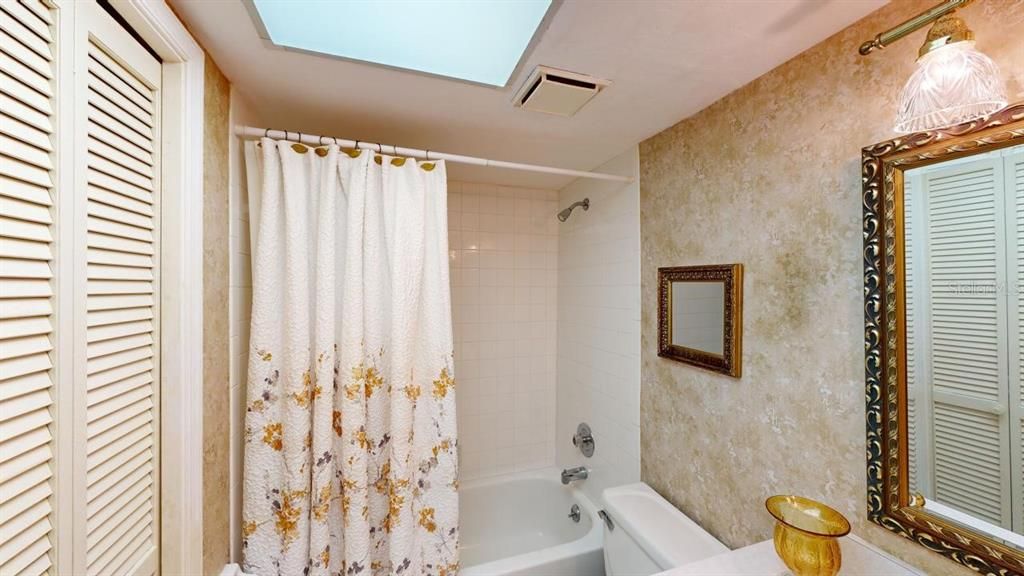 待售: $227,000 (2 贝兹, 2 浴室, 1316 平方英尺)
