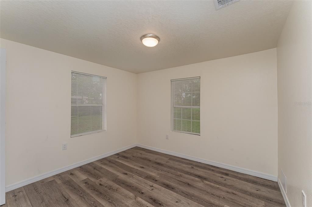 Active With Contract: $225,000 (3 beds, 1 baths, 900 Square Feet)