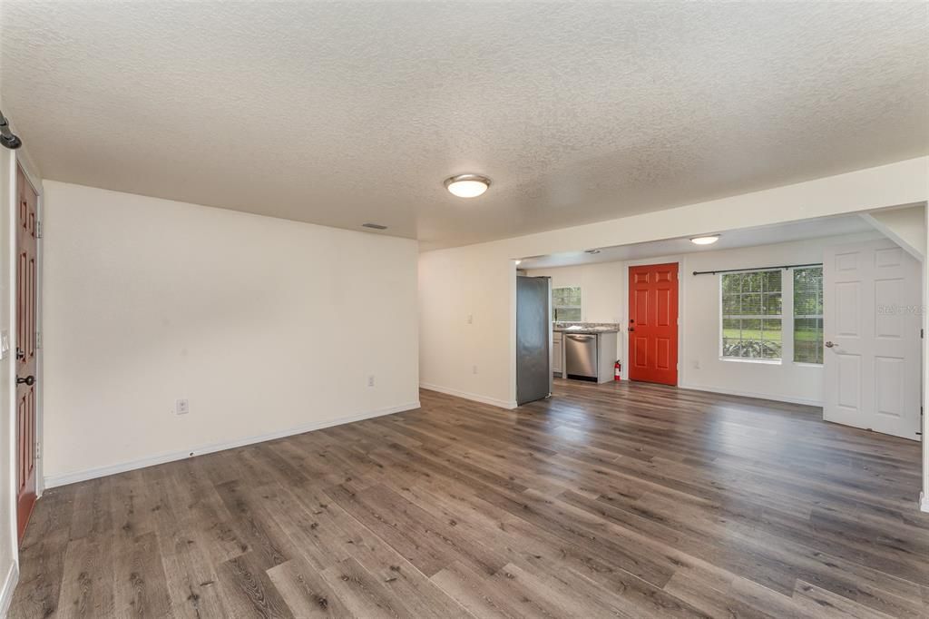 Active With Contract: $225,000 (3 beds, 1 baths, 900 Square Feet)