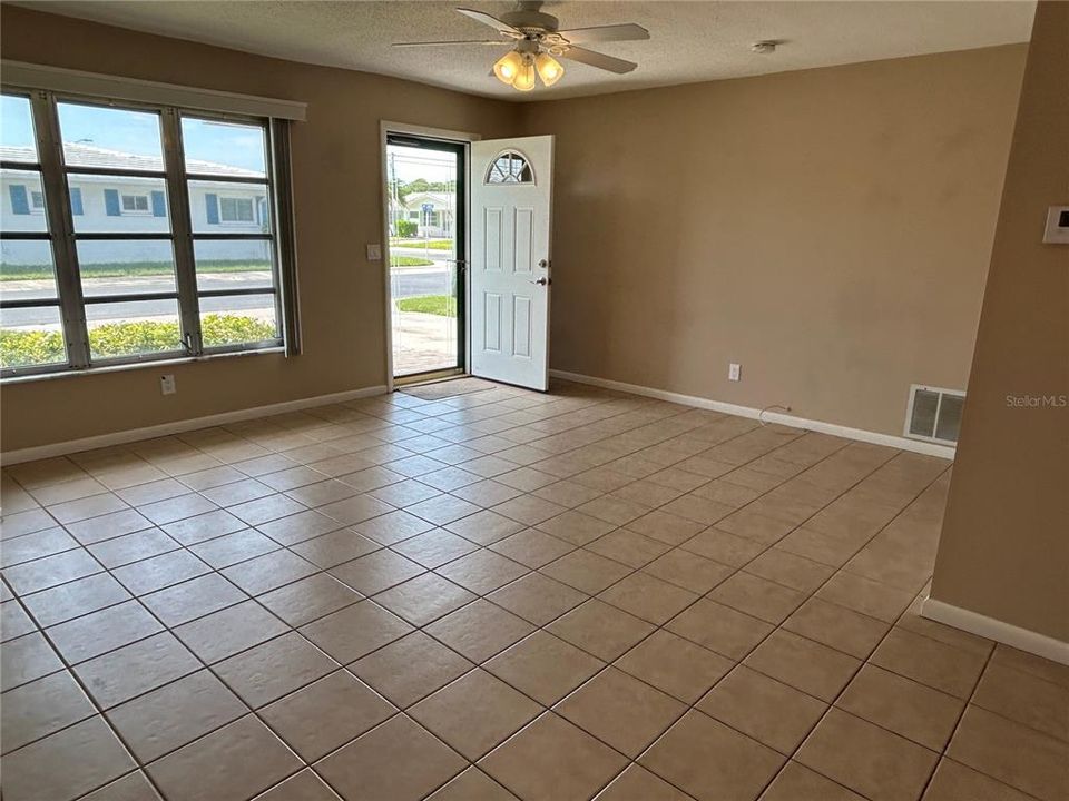 For Sale: $239,000 (2 beds, 1 baths, 1013 Square Feet)