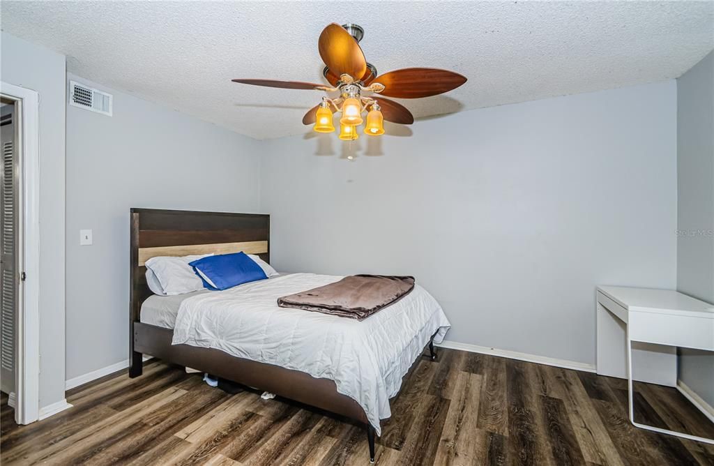 For Sale: $212,000 (2 beds, 2 baths, 990 Square Feet)