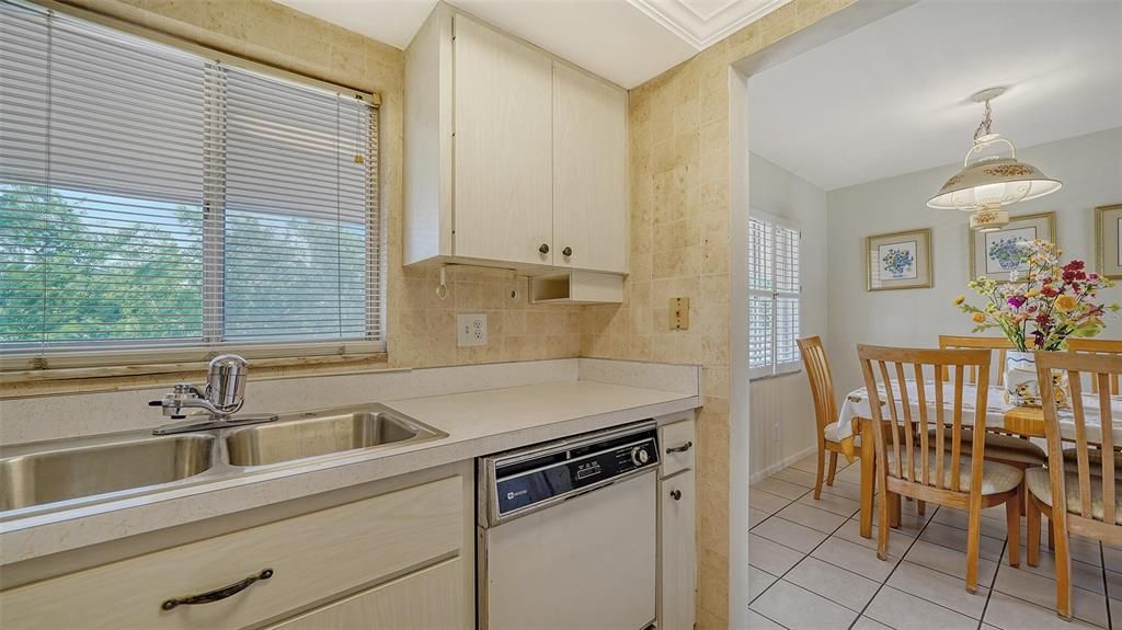 Active With Contract: $135,000 (1 beds, 1 baths, 674 Square Feet)