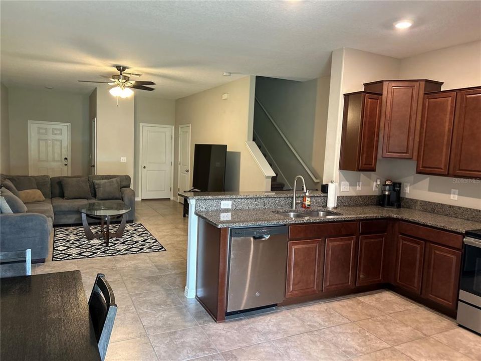 Active With Contract: $274,600 (3 beds, 2 baths, 1663 Square Feet)
