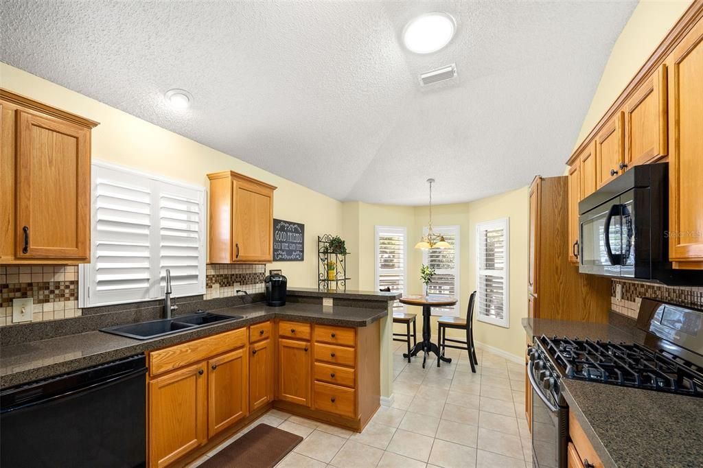 Kitchen with Gas Range (Electric Plug available) - Breakfast Nook