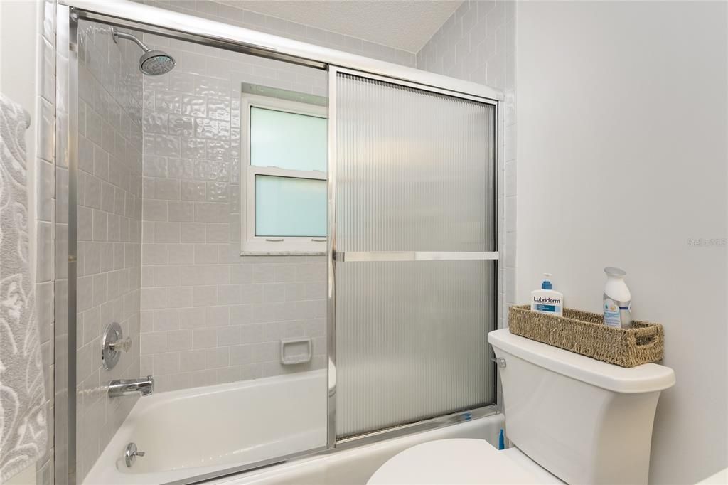 Combo tub/shower has tiled walls