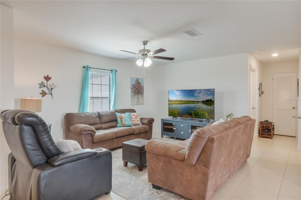 Active With Contract: $344,900 (3 beds, 2 baths, 1456 Square Feet)