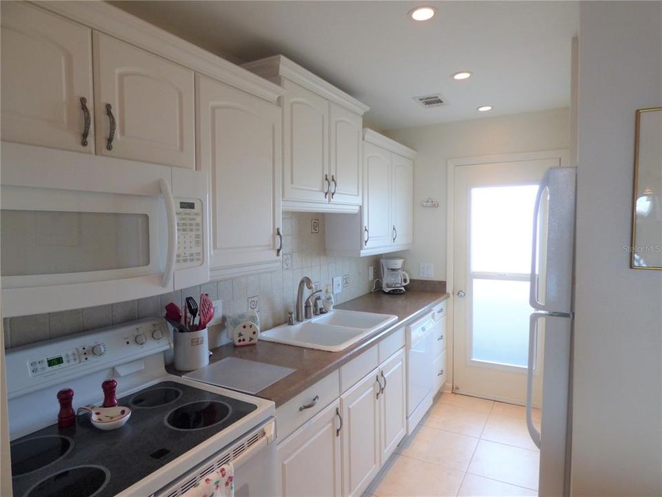 For Rent: $3,200 (2 beds, 2 baths, 988 Square Feet)