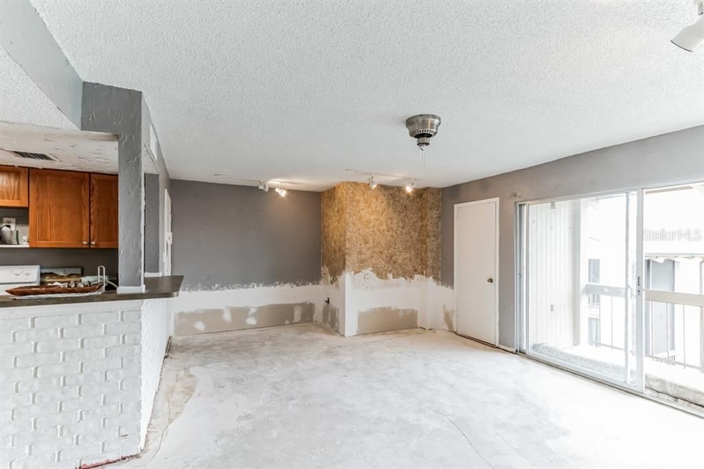 Active With Contract: $127,000 (1 beds, 1 baths, 633 Square Feet)