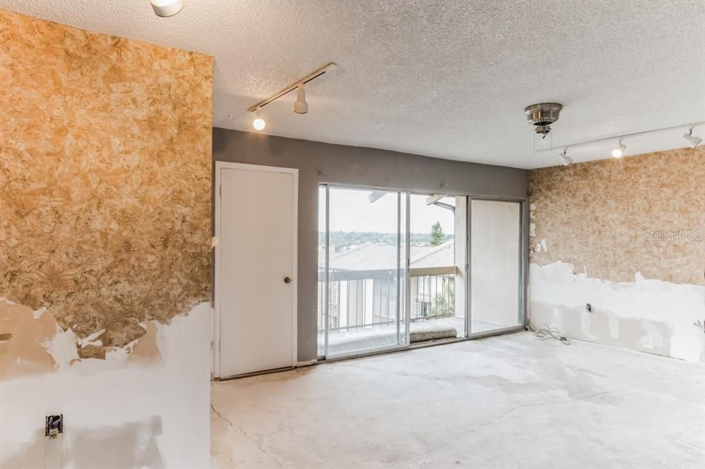 Active With Contract: $127,000 (1 beds, 1 baths, 633 Square Feet)