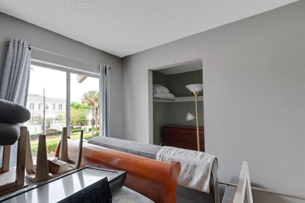 Active With Contract: $127,000 (1 beds, 1 baths, 633 Square Feet)