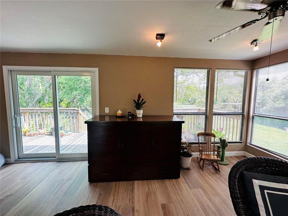 For Sale: $599,000 (1 beds, 1 baths, 960 Square Feet)