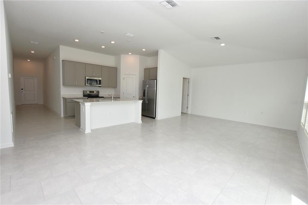 Active With Contract: $1,800 (3 beds, 2 baths, 1560 Square Feet)