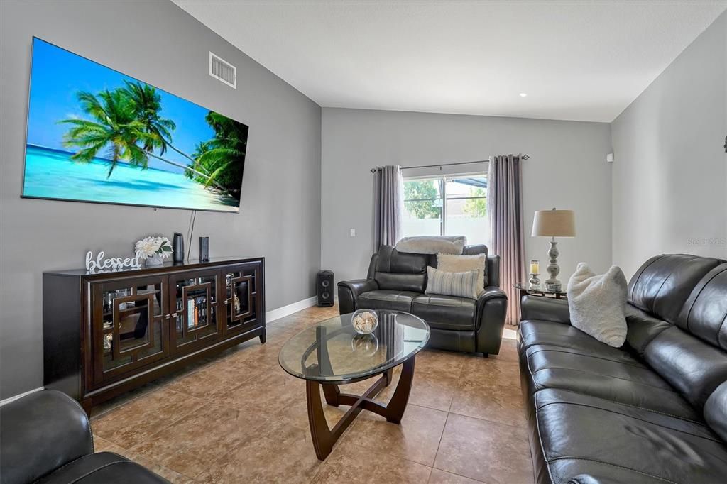 Active With Contract: $385,000 (3 beds, 2 baths, 1281 Square Feet)