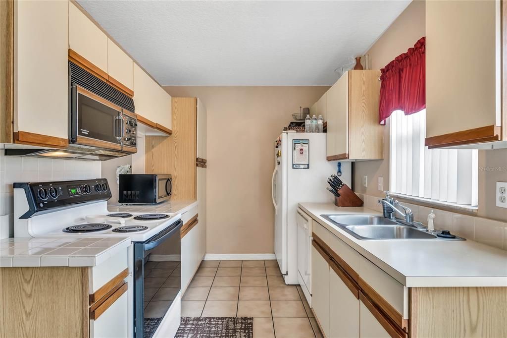 For Sale: $229,900 (2 beds, 2 baths, 1104 Square Feet)