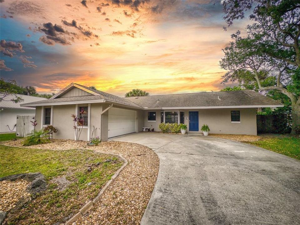 Active With Contract: $578,000 (3 beds, 2 baths, 1600 Square Feet)