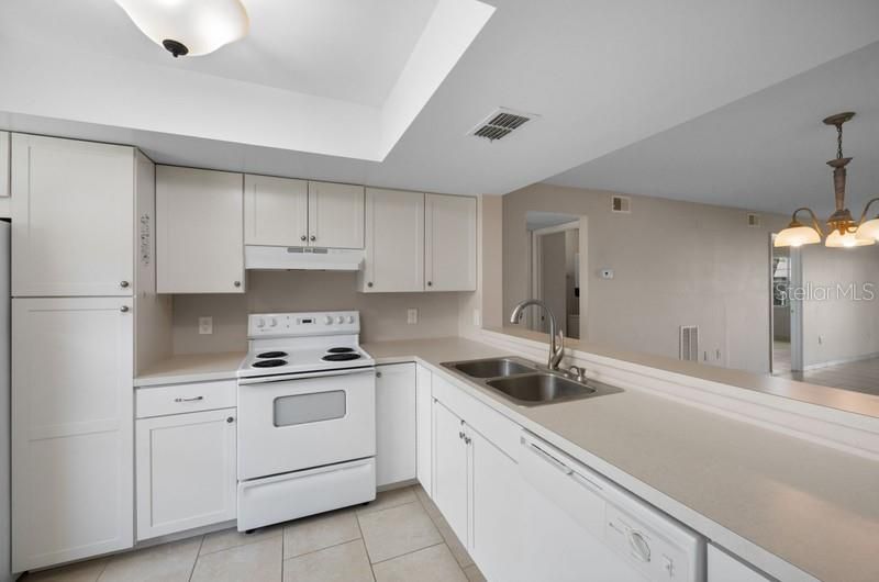 For Sale: $224,995 (2 beds, 2 baths, 1060 Square Feet)