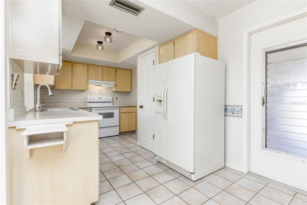 For Sale: $575,000 (2 beds, 3 baths, 1427 Square Feet)