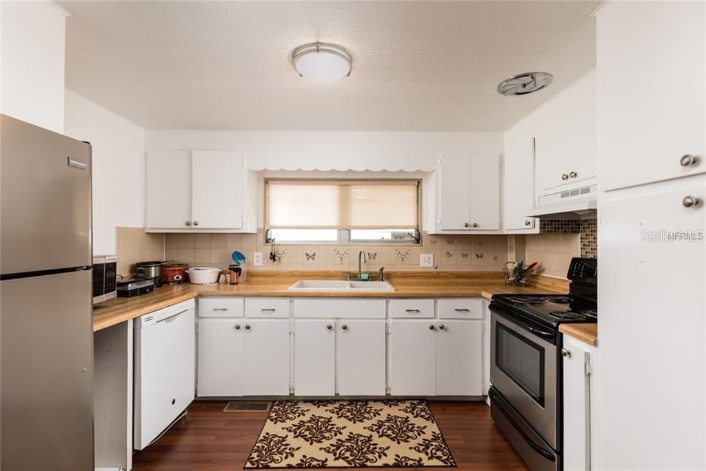The kitchen is fully equipped and features nice appliances