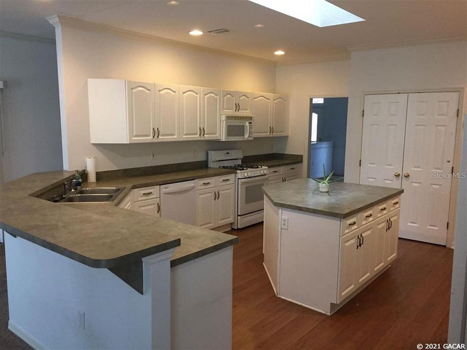 For Rent: $2,600 (3 beds, 2 baths, 2378 Square Feet)