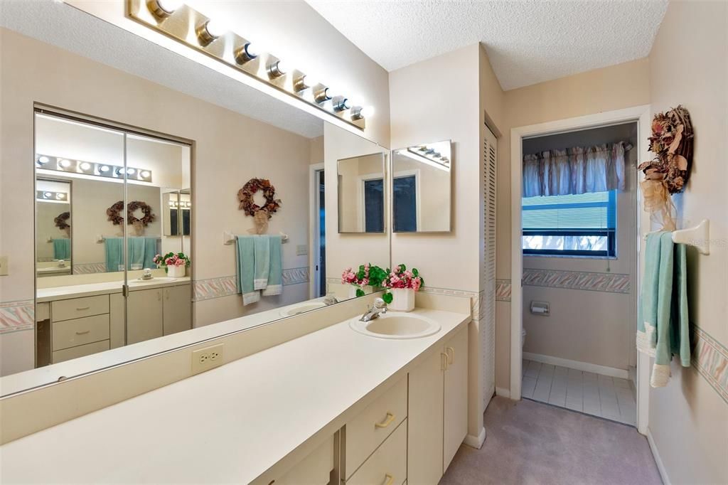 For Sale: $299,900 (2 beds, 2 baths, 1254 Square Feet)