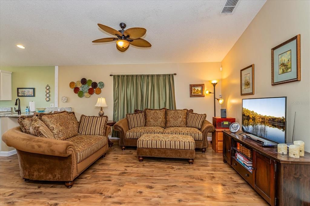 Recently Sold: $440,000 (3 beds, 2 baths, 1268 Square Feet)
