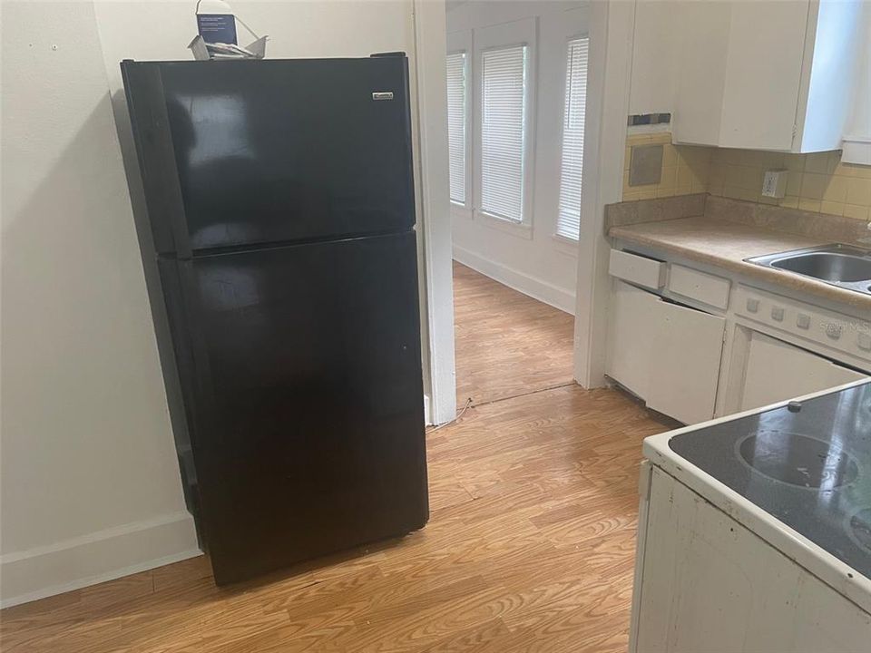 Active With Contract: $2,100 (2 beds, 1 baths, 1480 Square Feet)