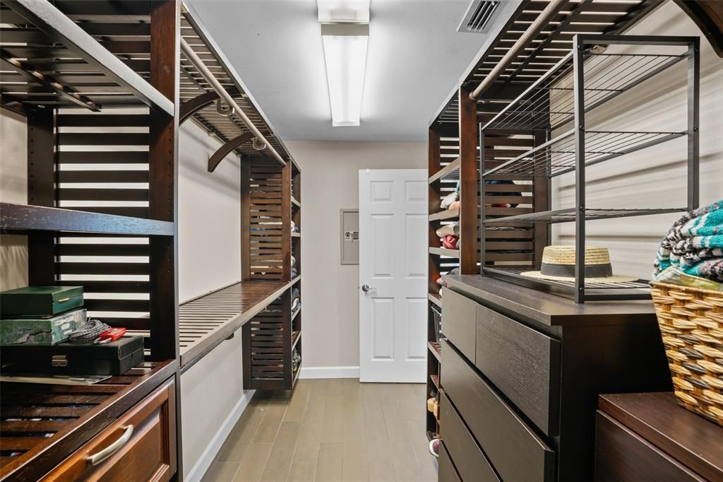 LOOK AT THIS FOR A CLOSET!!