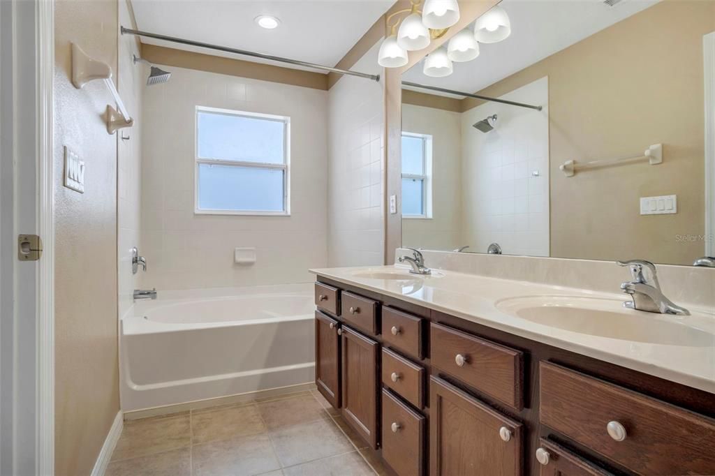最近售出: $350,000 (2 贝兹, 2 浴室, 1222 平方英尺)