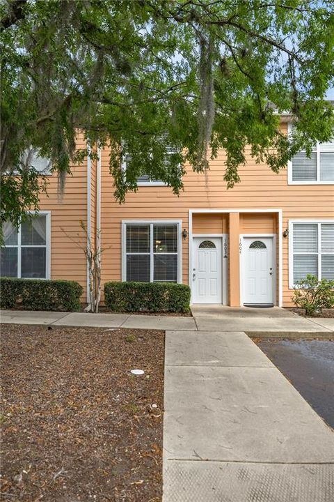 Active With Contract: $199,999 (2 beds, 2 baths, 1176 Square Feet)