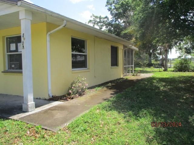 Active With Contract: $159,000 (3 beds, 1 baths, 984 Square Feet)