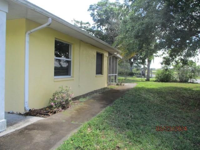 Active With Contract: $159,000 (3 beds, 1 baths, 984 Square Feet)