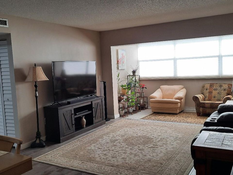 For Sale: $139,500 (2 beds, 2 baths, 1017 Square Feet)
