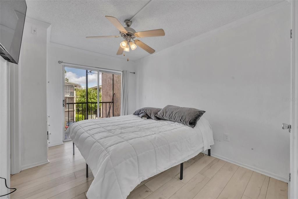 Active With Contract: $125,000 (2 beds, 2 baths, 992 Square Feet)