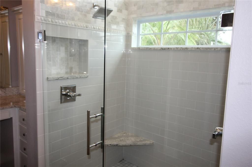 Dual shower heads and frameless glass